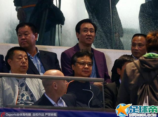 黎漾心慌的拽住对方的衣服，稳住身形从他怀里离开，连声道歉，对不起，对不起。